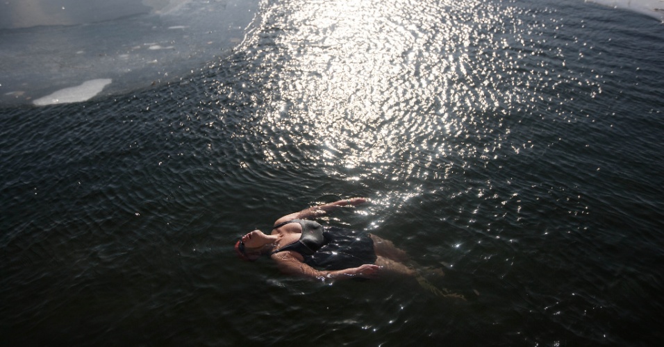 23jan2016-uma-mulher-que-gosta-de-aguas-geladas-mergulha-em-um-lago-parcialmente-congelado-de-pequim-na-china-a-maxima-em-pequim-foi-de-10-c-mas-isso-nao-intimidou-a-moca-1453567273776_956x500